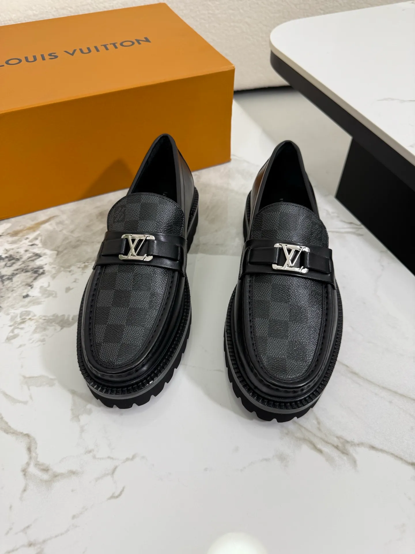 [L Family] Top P: 800💰 ▪️Size: 39-44 (38.45 custom-made) The top male god leather shoes Lv series are sold at the same time with original factory configuration, original cowhide fabric imported from Italy, soft and comfortable, imported water-dyed cow lining, soles: original ultra-light French foam outsole super comfortable, original factory with single goods 🔍🔍high quality, can be entered and exited at will, welcome to compare and synchronize.